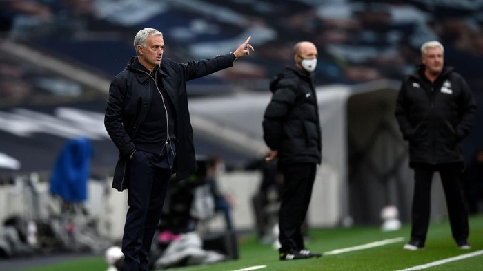 LONDON, ENGLAND - SEPTEMBER 27: Jose Mourinho, Manager of Tottenham Hotspur reacts during the Premier League match between Tottenham Hotspur and Newcastle United at Tottenham Hotspur Stadium on September 27, 2020 in London, England. Sporting stadiums around the UK remain under strict restrictions due to the Coronavirus Pandemic as Government social distancing laws prohibit fans inside venues resulting in games being played behind closed doors. (Photo by Daniel Leal-Olivas - Pool/Getty Images)