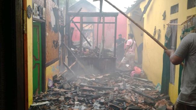 Lima Rumah Hangus Terbakar di Cianjur, 3 di Antaranya Rata dengan Tanah Lima Rumah Hangus Terbakar di Cianjur, 3 di Antaranya Rata dengan Tanah