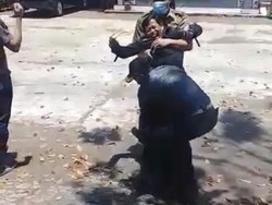 Kocak! Kepsek di Garut Digotong Petugas Gegara Takut Diswab Test