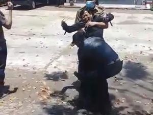 Kocak! Kepsek di Garut Digotong Petugas Gegara Takut Diswab Test Kocak! Kepsek di Garut Digotong Petugas Gegara Takut Diswab Test
