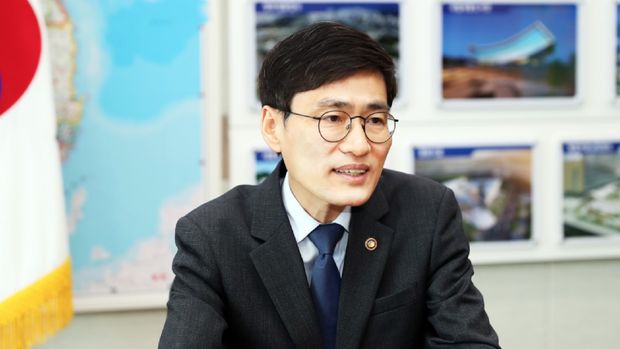 Lee Munki, selaku Administrator (setingkat Wakil Menteri) dari National Agency for Administrative City Construction, di bawah Ministry of Land, Infrastructure and Transport Republic of Korea.