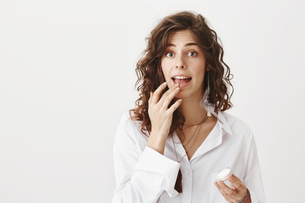 Lip balm/freepik.com Minyak kelapa memiliki komposisi untuk mengatasai bibir kering dan pecah-pecah.