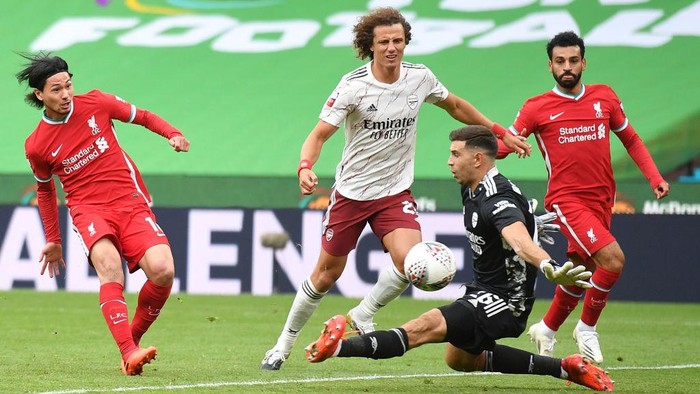 LONDON, ENGLAND - AUGUST 29: Takumi Minamino of Liverpool  scores his teams first goal  during the FA Community Shield final between Arsenal and Liverpool at Wembley Stadium on August 29, 2020 in London, England. (Photo by Justin Tallis/ pool via Getty Images)