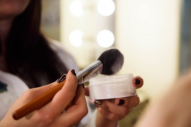 Loose Powder Foundation/Sumber: Freepik.com/ApplyFoundation Cara memakai looae powder foundation