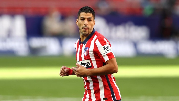 MADRID, SPAIN - SEPTEMBER 27: Luis Suarez of Atletico de Madrid looks on during the La Liga Santander match between Atletico de Madrid and Granada CF at Estadio Wanda Metropolitano on September 27, 2020 in Madrid, Spain. Football Stadiums around Europe remain empty due to the Coronavirus Pandemic as Government social distancing laws prohibit fans inside venues resulting in fixtures being played behind closed doors. (Photo by Angel Martinez/Getty Images)