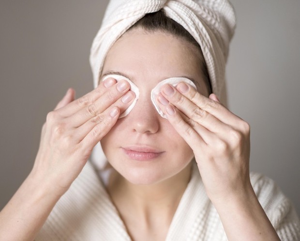 cetaphil gentle skin cleanser dapat menghapus makeup ringan di wajah