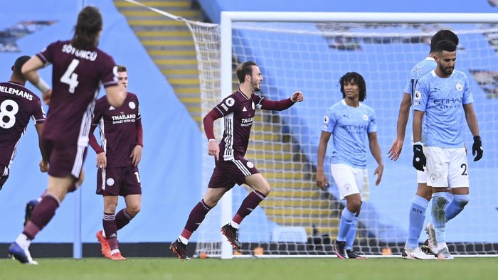 Leicesters James Maddison, center celebrates after scoring his sides 4th goal during the English Premier League soccer match between Manchester City and Leicester City at the Etihad stadium in Manchester, England, Sunday, Sept. 27, 2020. (Laurence Griffiths/Pool via AP)