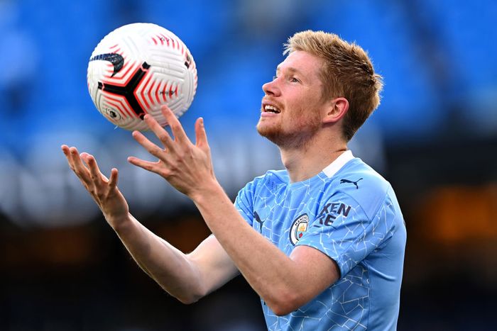 Manchester City Vs Leicester City MANCHESTER, ENGLAND - SEPTEMBER 27: Kevin De Bruyne of Manchester City catches a ball during the Premier League match between Manchester City and Leicester City at Etihad Stadium on September 27, 2020 in Manchester, England. Sporting stadiums around the UK remain under strict restrictions due to the Coronavirus Pandemic as Government social distancing laws prohibit fans inside venues resulting in games being played behind closed doors. (Photo by Laurence Griffiths/Getty Images)