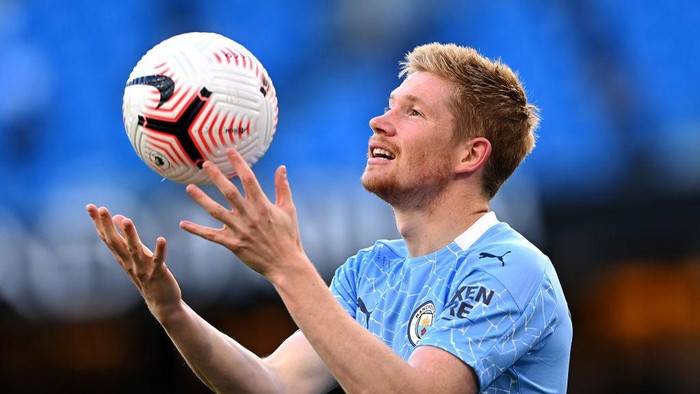 Manchester City Vs Leicester City MANCHESTER, ENGLAND - SEPTEMBER 27: Kevin De Bruyne of Manchester City catches a ball during the Premier League match between Manchester City and Leicester City at Etihad Stadium on September 27, 2020 in Manchester, England. Sporting stadiums around the UK remain under strict restrictions due to the Coronavirus Pandemic as Government social distancing laws prohibit fans inside venues resulting in games being played behind closed doors. (Photo by Laurence Griffiths/Getty Images)
