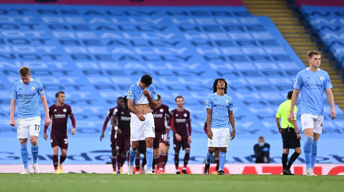 MANCHESTER, ENGLAND - SEPTEMBER 27: Players of Manchester City look dejected during the Premier League match between Manchester City and Leicester City at Etihad Stadium on September 27, 2020 in Manchester, England. Sporting stadiums around the UK remain under strict restrictions due to the Coronavirus Pandemic as Government social distancing laws prohibit fans inside venues resulting in games being played behind closed doors. (Photo by Laurence Griffiths/Getty Images)