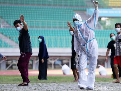 Foto Mengintip Pasien OTG Corona Senam di Stadion Patriot