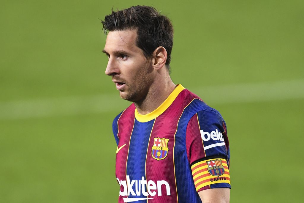 BARCELONA, SPAIN - SEPTEMBER 27: Lionel Messi of FC Barcelona looks on during the La Liga Santander match between FC Barcelona and Villarreal CF at Camp Nou on September 27, 2020 in Barcelona, Spain. Football Stadiums around Europe remain empty due to the Coronavirus Pandemic as Government social distancing laws prohibit fans inside venues resulting in fixtures being played behind closed doors. (Photo by David Ramos/Getty Images)