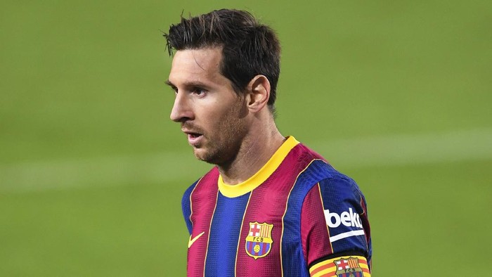 BARCELONA, SPAIN - SEPTEMBER 27: Lionel Messi of FC Barcelona looks on during the La Liga Santander match between FC Barcelona and Villarreal CF at Camp Nou on September 27, 2020 in Barcelona, Spain. Football Stadiums around Europe remain empty due to the Coronavirus Pandemic as Government social distancing laws prohibit fans inside venues resulting in fixtures being played behind closed doors. (Photo by David Ramos/Getty Images)