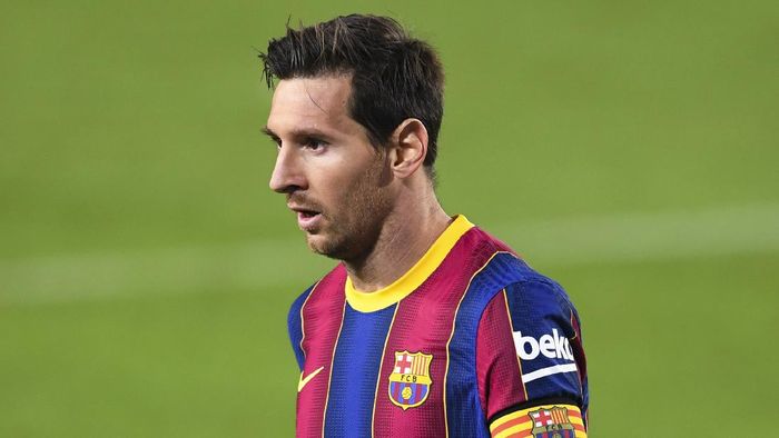Messi BARCELONA, SPAIN - SEPTEMBER 27: Lionel Messi of FC Barcelona looks on during the La Liga Santander match between FC Barcelona and Villarreal CF at Camp Nou on September 27, 2020 in Barcelona, Spain. Football Stadiums around Europe remain empty due to the Coronavirus Pandemic as Government social distancing laws prohibit fans inside venues resulting in fixtures being played behind closed doors. (Photo by David Ramos/Getty Images)