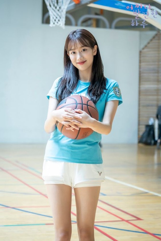 Naeun April/pinterest.com/soompi Mengatakan Naeun pernah membullynya saat masih satu sekolah namun langsung meminta maaf.