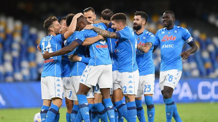 Napoli NAPLES, ITALY - SEPTEMBER 27: SSC Napoli players celebrate the 2-0 goal scored by Piotr Zielinski during the Serie A match between SSC Napoli and Genoa CFC at Stadio San Paolo on September 27, 2020 in Naples, Italy. (Photo by Francesco Pecoraro/Getty Images)