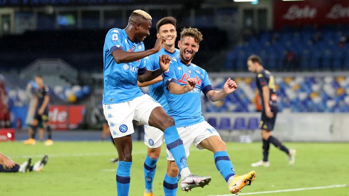 NAPLES, ITALY - SEPTEMBER 27: Dries Mertens and Victor Osimhen of SSC Napoli celebrate the 3-0 goal scored by Dries Mertens during the Serie A match between SSC Napoli and Genoa CFC at Stadio San Paolo on September 27, 2020 in Naples, Italy. (Photo by Francesco Pecoraro/Getty Images)