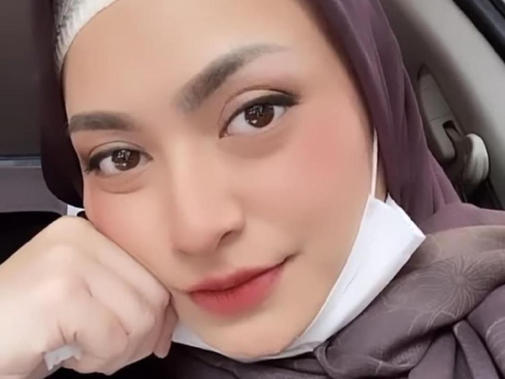 Gaya Hijab Nathalie Holscher yang Telah Mantap Putuskan Jadi Mualaf