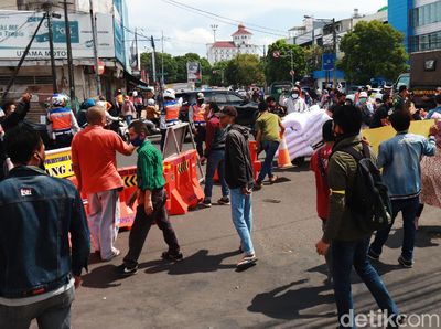 Pedagang Pasar Baru Buka Paksa Penutup Jalan Suniaraja-Otista