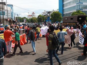 Protes ke Pemkot, Pedagang Pasar Baru Buka Paksa Jalan Otista-Suniaraja
