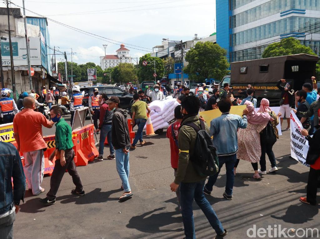 Protes ke Pemkot, Pedagang Pasar Baru Buka Paksa Jalan Otista-Suniaraja Protes ke Pemkot, Pedagang Pasar Baru Buka Paksa Jalan Otista-Suniaraja