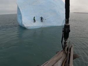 Bongkahan Es Tiba-tiba Terbalik di Lautan, 2 Penjelajah Hampir Tertimpa Bongkahan Es Tiba-tiba Terbalik di Lautan, 2 Penjelajah Hampir Tertimpa
