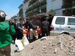 Mayat Pria Bawa Tas Isi Paving Ditemukan Mengapung di Kali Jagir, Bunuh Diri?