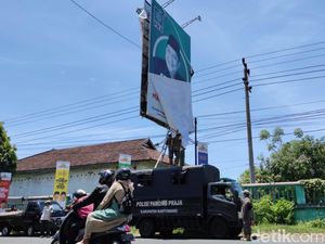 Bawaslu Banyuwangi Sapu Bersih Alat Peraga Kampanye Liar