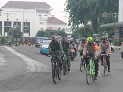 Sambil Gowes, Polisi Edukasi Warga soal Protokol Kesehatan di Jakbar