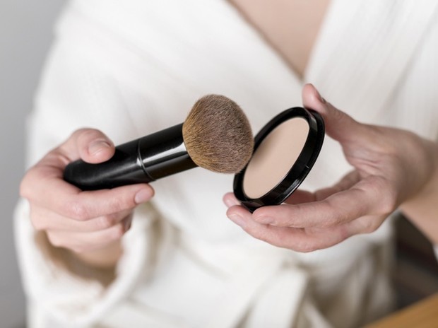 Pressed Powder Foundation/Sumber: Freepik.com/ApplyFoundation Cara menggunakan pressed powder foundation