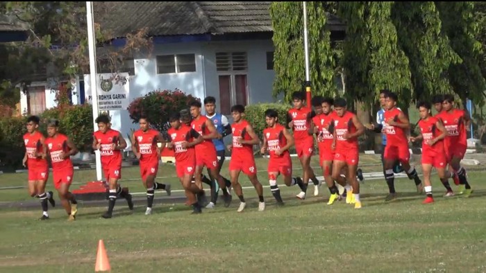 PSM Makassar jalani latihan di bawah arahan asisten pelatih PSM Herrie S di Lapangan Denhanud 474 Paskhas Yogyakarta, Senin (28/9/2020).