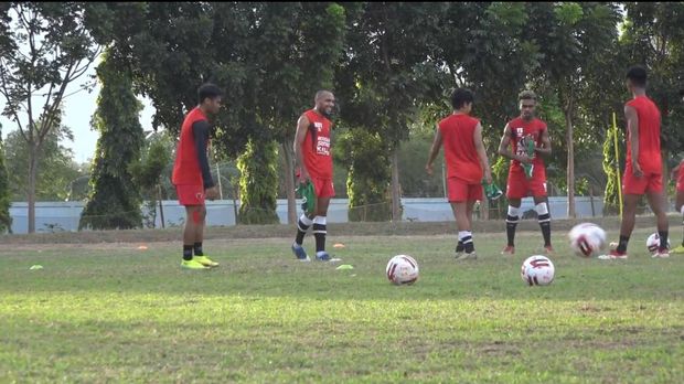 PSM Makassar jalani latihan di bawah arahan asisten pelatih PSM Herrie S di Lapangan Denhanud 474 Paskhas Yogyakarta, Senin (28/9/2020).