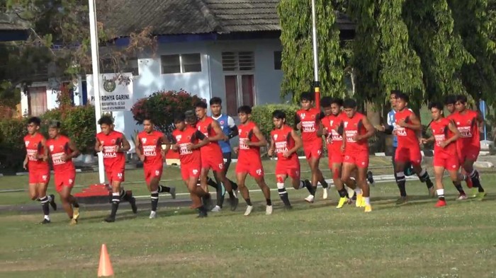PSM Makassar jalani latihan di bawah arahan asisten pelatih PSM Herrie S di Lapangan Denhanud 474 Paskhas Yogyakarta, Senin (28/9/2020).