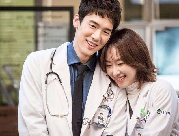Drama ini Seo Hyun Jin sebagai peran utama dipasangkan dengan Yoo Yeon Seok dan keduanya berperan sebagai dokter.