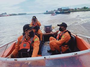 Sampan Motor Kecelakaan-Tenggelam di Sungai Kapuas, 1 Orang Hilang