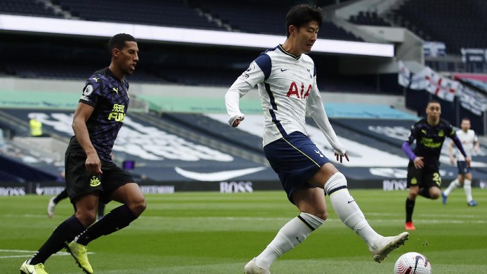 Tottenhams Son Heung-min, right, controls the ball during the English Premier League soccer match between Tottenham and Newcastle at the Tottenham Hotspur Stadium in London, Sunday, Sept. 27, 2020. (Andrew Boyers/Pool via AP)