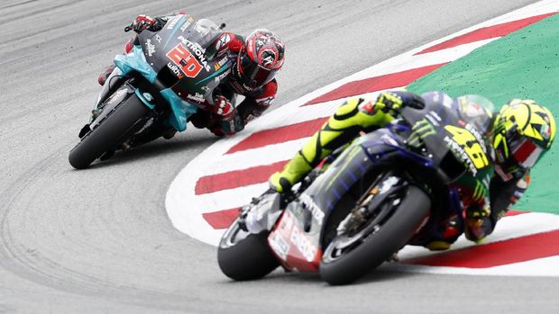 MotoGP rider Fabio Quartararo, left, of France follows Valentino Rossi of Italy through a curve during the Catalunya Motorcycle Grand Prix at the Barcelona Catalunya racetrack in Montmelo, near Barcelona, Spain, Sunday, Sept. 27, 2020. (AP Photo/Joan Monfort)
