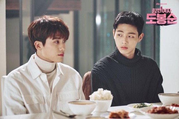 Salah satu hal terbaik dalam drama ini adalah bisa melihat Jisoo memakai seragam polisi.