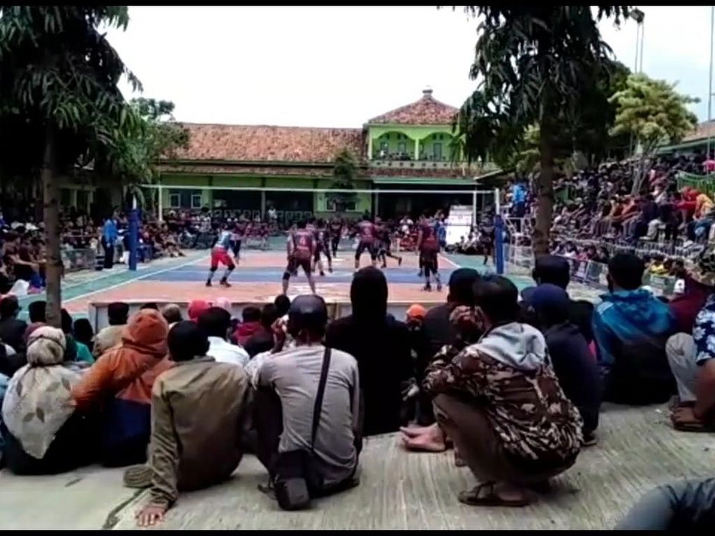 Dihadiri Seribuan Penonton, Turnamen Voli Dibubarkan Dihadiri Seribuan Penonton, Turnamen Voli Dibubarkan