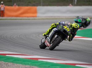 Momen Race ke-350 Rossi Berakhir dengan Crash Momen Race ke-350 Rossi Berakhir dengan Crash