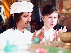 Potret Bule yang Nikahi Pria Bali, Dianggap Cantik Tapi Bukan Istri yang Baik Potret Bule yang Nikahi Pria Bali, Dianggap Cantik Tapi Bukan Istri yang Baik