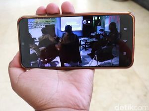 PNS Karaoke di Kantor Kelurahan, Lurah Cigondewah Kidul Minta Maaf PNS Karaoke di Kantor Kelurahan, Lurah Cigondewah Kidul Minta Maaf