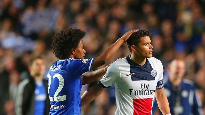 LONDON, ENGLAND - APRIL 08:  Willian of Chelsea consoles Thiago Silva of PSG at the final whistle during the UEFA Champions League Quarter Final second leg match between Chelsea and Paris Saint-Germain FC at Stamford Bridge on April 8, 2014 in London, England.  (Photo by Julian Finney/Getty Images)