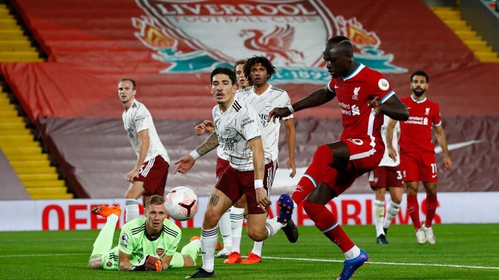 LIVERPOOL, ENGLAND - SEPTEMBER 28: Sadio Mane of Liverpool scores his sides first goal during the Premier League match between Liverpool and Arsenal at Anfield on September 28, 2020 in Liverpool, England. Sporting stadiums around the UK remain under strict restrictions due to the Coronavirus Pandemic as Government social distancing laws prohibit fans inside venues resulting in games being played behind closed doors. (Photo by Jason Cairnduff - Pool/Getty Images)