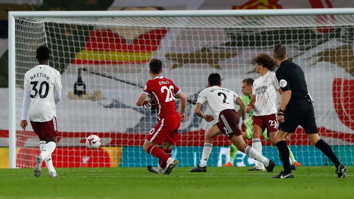 LIVERPOOL, ENGLAND - SEPTEMBER 28: Diogo Jota of Liverpool scores his sides third goal during the Premier League match between Liverpool and Arsenal at Anfield on September 28, 2020 in Liverpool, England. Sporting stadiums around the UK remain under strict restrictions due to the Coronavirus Pandemic as Government social distancing laws prohibit fans inside venues resulting in games being played behind closed doors. (Photo by Jason Cairnduff - Pool/Getty Images)