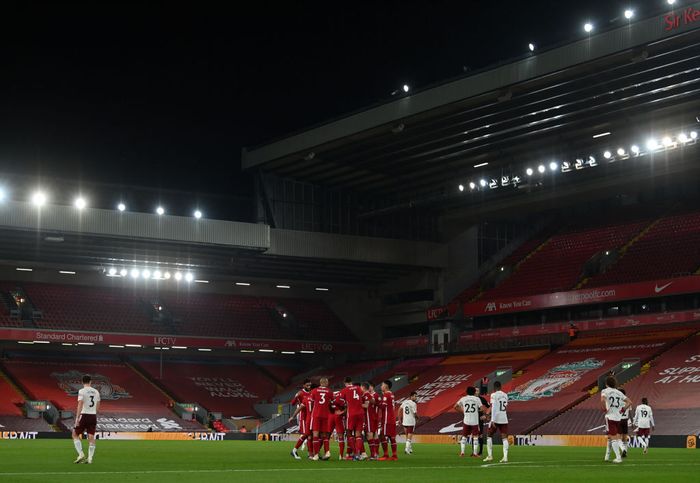 Anfield, Mikel Arteta LIVERPOOL, ENGLAND - SEPTEMBER 28: A general view inside the stadium as Diogo Jota of Liverpool celebrates with teammates after scoring his sides third goal during the Premier League match between Liverpool and Arsenal at Anfield on September 28, 2020 in Liverpool, England. Sporting stadiums around the UK remain under strict restrictions due to the Coronavirus Pandemic as Government social distancing laws prohibit fans inside venues resulting in games being played behind closed doors. (Photo by Paul Ellis - Pool/Getty Images)