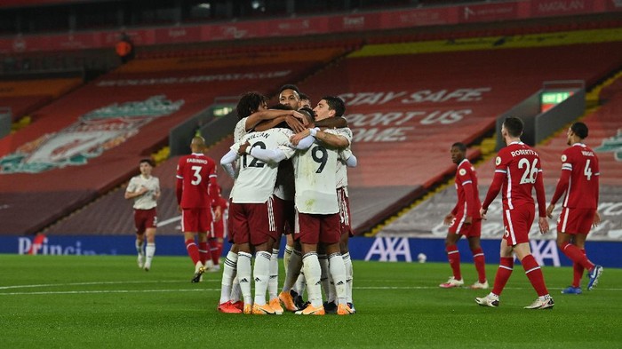 LIVERPOOL, ENGLAND - SEPTEMBER 28: Alexandre Lacazette of Arsenal celebrates with teammates after scoring his sides first goal during the Premier League match between Liverpool and Arsenal at Anfield on September 28, 2020 in Liverpool, England. Sporting stadiums around the UK remain under strict restrictions due to the Coronavirus Pandemic as Government social distancing laws prohibit fans inside venues resulting in games being played behind closed doors. (Photo by Paul Ellis - Pool/Getty Images)