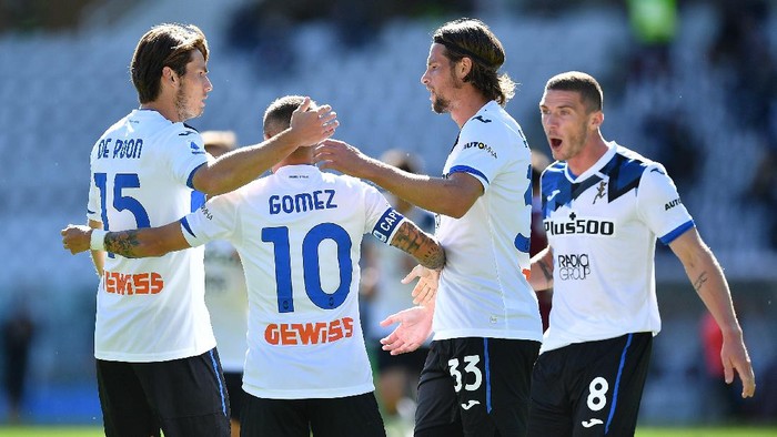 TURIN, ITALY - SEPTEMBER 26:  Alejandro Dario Gomez (C) of  Atalanta BC celebrates a goal with team mates during the Serie A match between Torino FC and Atalanta BC at Stadio Olimpico di Torino on September 26, 2020 in Turin, Italy.  (Photo by Valerio Pennicino/Getty Images)