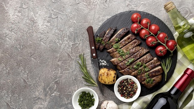 Susun piring dan tempat makan seperti di restoran atau mungkin bisa menggelar karpet di halaman rumah.