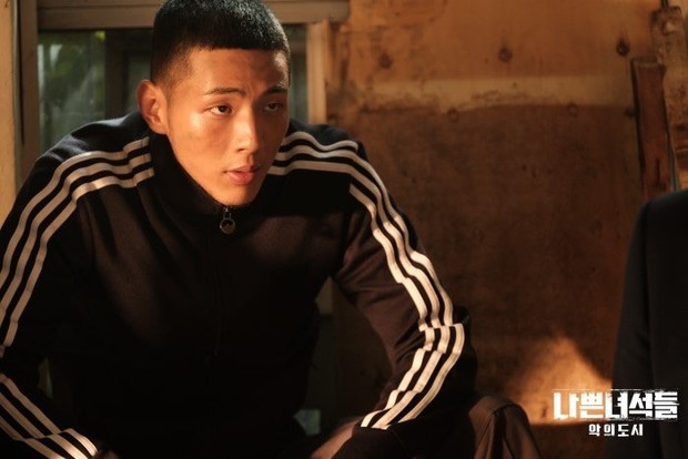 Karakter ini sepertinya pilihan yang tepat untuk Ji Soo karena Ia mampu menjiwai karakter detektif Gang Joo dengan sangat baik.